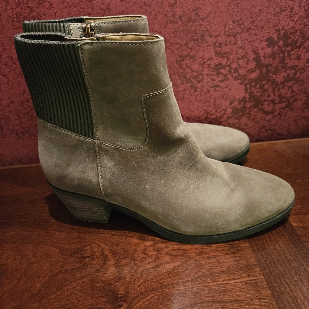 Vionic Shantelle Waterproof Boot Booties Size 6.5